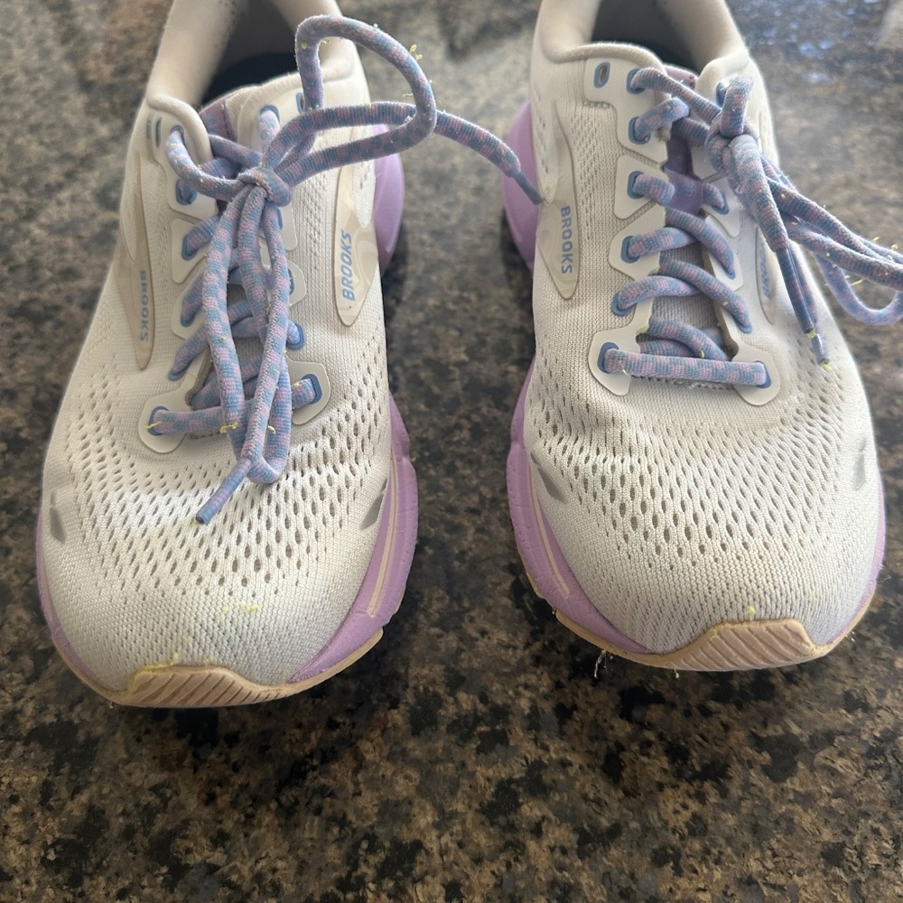Brook’s ghost shoe - Picture 2 of 6